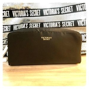 Victoria's Secret Bags - Victoria’s Secret Tote bag with Makeup bag Victoria's Secret Bags - Victoria’s Secret Tote bag with Makeup bag